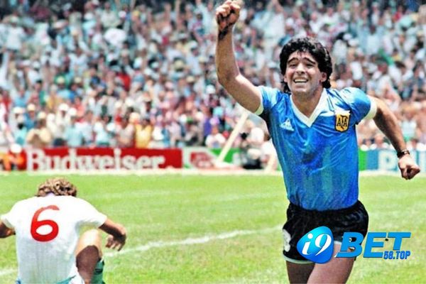 Diego Maradona sở hữu chiều cao 1.65 nhưng khả năng kiểm soát bóng đỉnh cao
